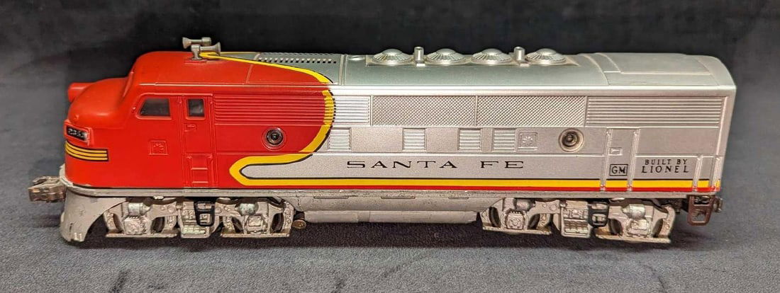 Vintage Lionel Santa Fe Engine 2333-20 B (1 of 8)