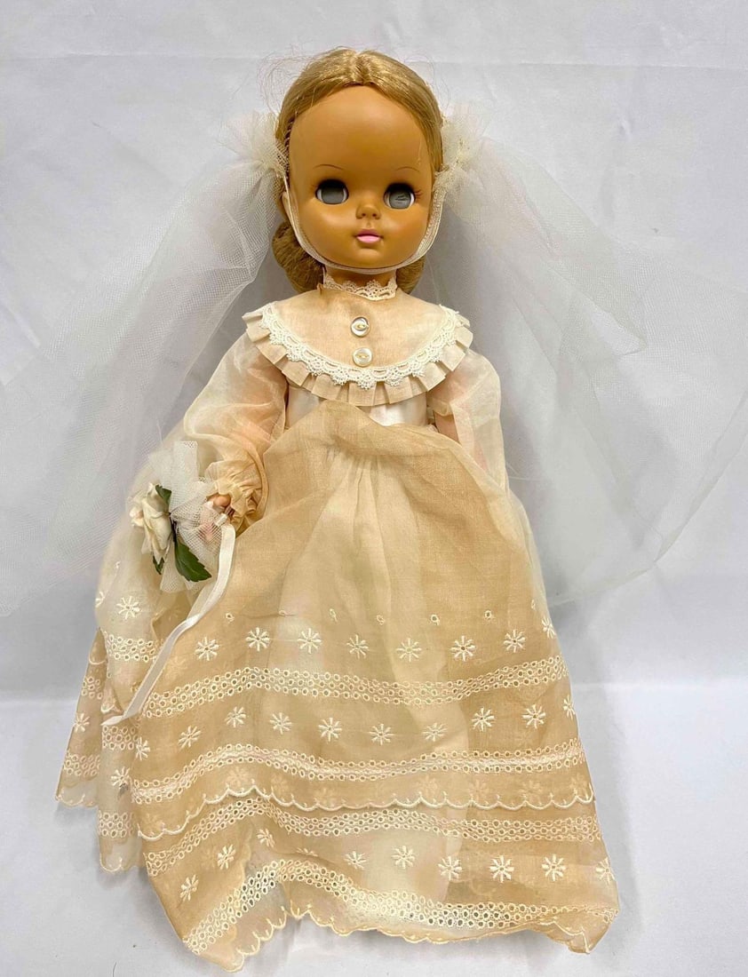 1965 Effanbee Wedding Bride Doll 1700: This lot contains a 1965 Effanbee Wedding Bride Doll 1700. The doll comes in a Madame Alexander box. The box is approx 10 1/4" x 18 1/4" x 5". Total weight is approx 1.5lbs. Overall the Ef