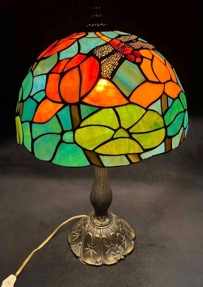 Tiffany Style Table Lamp With Dragonflies HALO UND.LAB.INC.LIST: This lot contains a Tiffany Style Table Lamp With Dragonflies HALO UND.LAB.INC.LIST. The lamp is approx 6" x 6" x 20". The shade itself is approx 12" x 12" x 8" and the base it