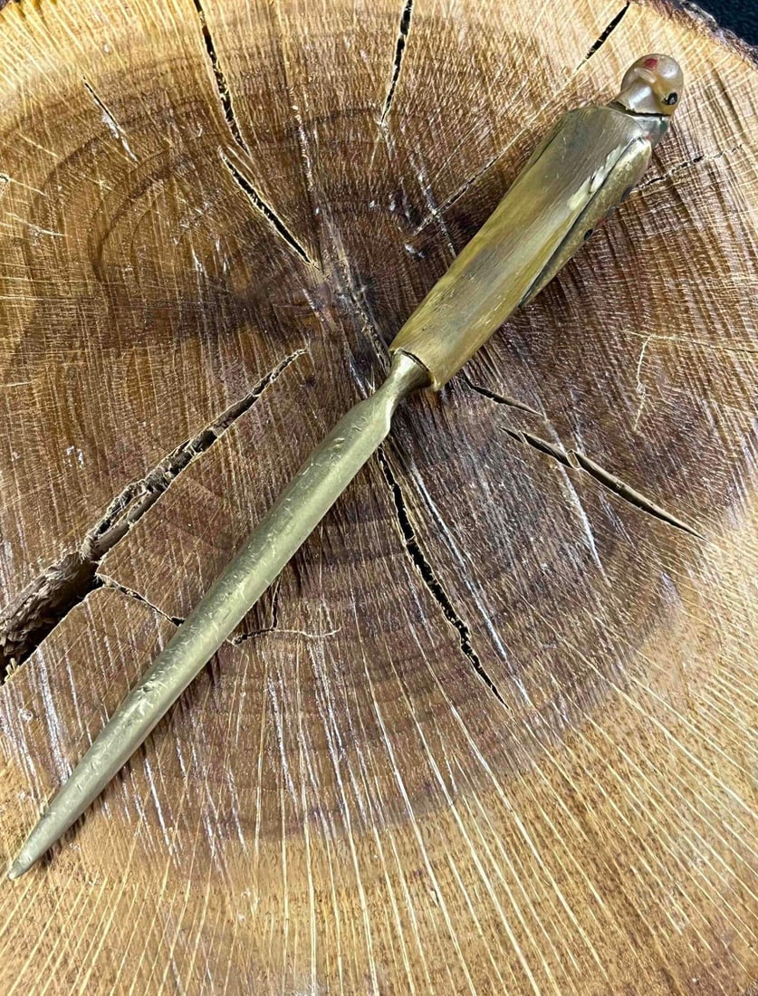 Hand Carved Horn & Brass Blade Bird Letter Opener: Hand Carved Horn & Brass Blade Bird Letter Opener This is a vintage brass letter opener with a hand-carved horn handle. The handle is carved into a bird with inlay placed in the horn carving. the 