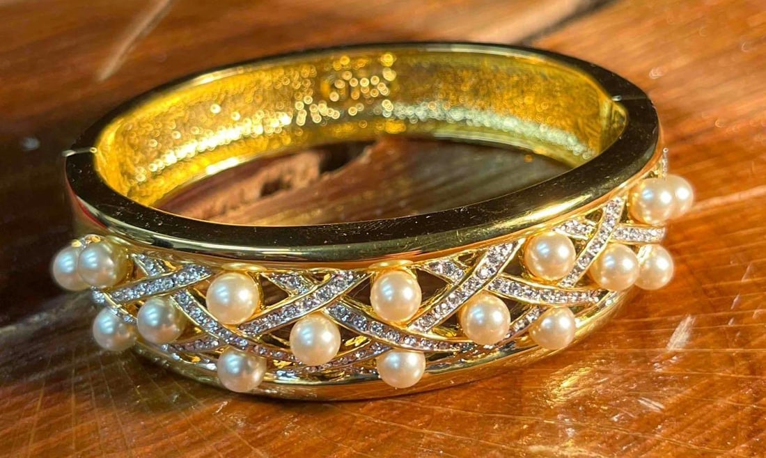 Jacqueline Kennedy JBK Gold Tone & Faux Pearl Tennis Bracelet: This lot contains a Jacqueline Kennedy JBK Gold Tone & Faux Pearl Tennis Bracelet. It is approx 2 3/4" x 2 1/2" x 3/4". Total weight is approx 2.1oz. Overall the JBK bracelet is in exc