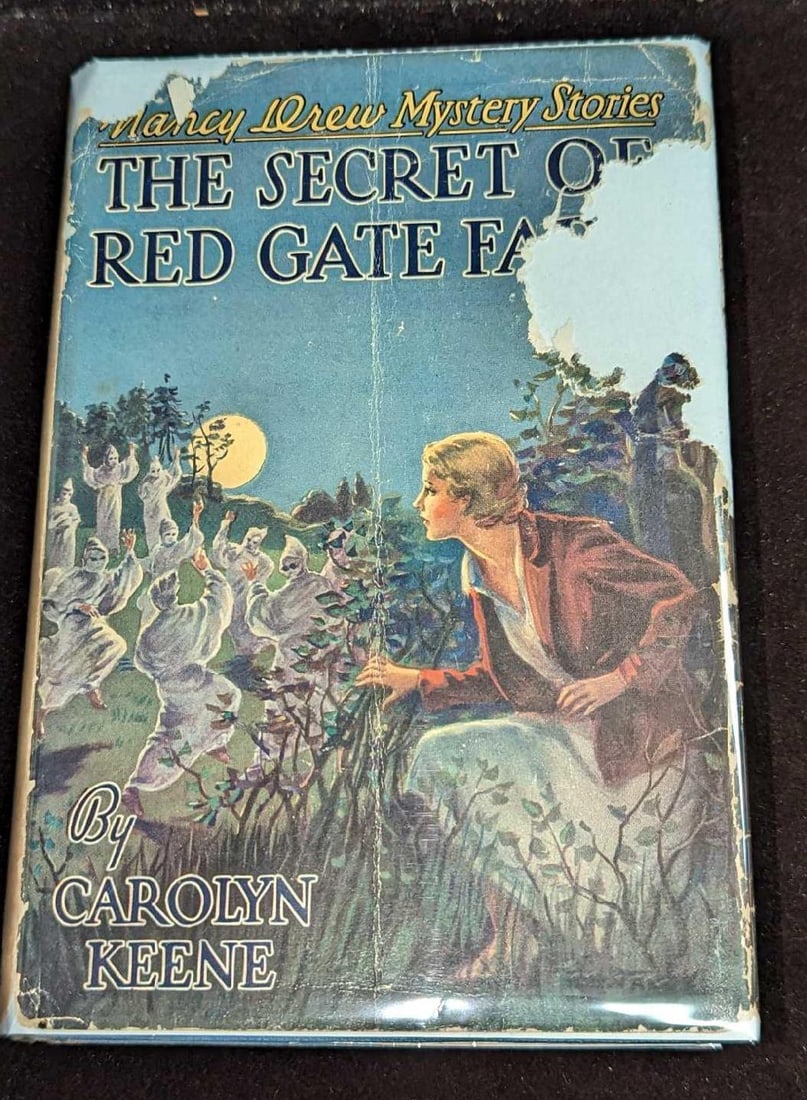 Nancy Drew #6 "The Secret Of The Red Gate Farm" 1931 Dust Jacket First Edition: Nancy Drew #6 "The Secret Of The Red Gate Farm" 1931 Dust Jacket First Edition. This is approx 5 1/4" x 1 1/4" x 7 3/4" and it weighs 0.92lb. The dust jacket has some shelf wear an