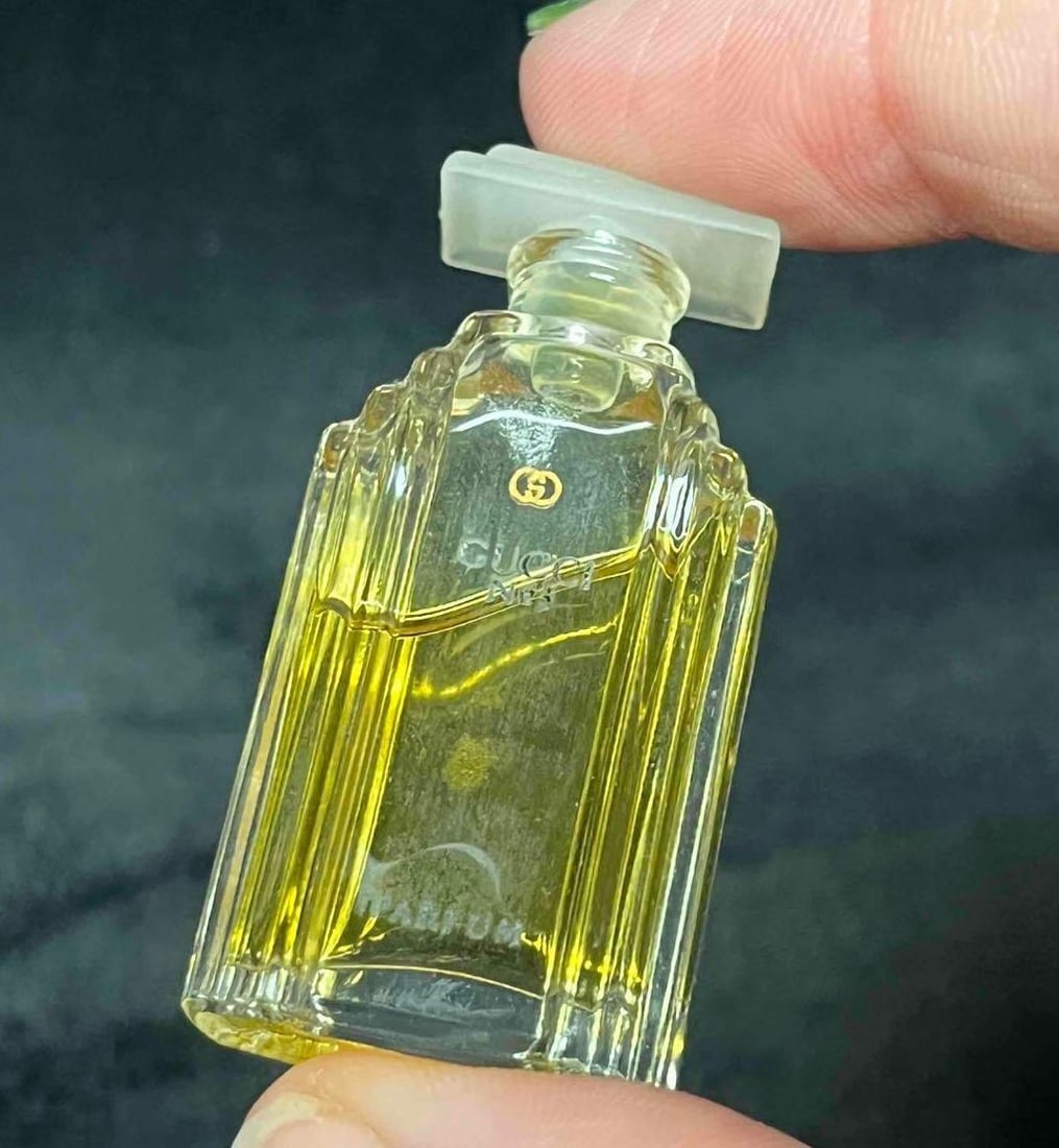 Mini Gucci No.3 Parfum: This lot contains a Mini Gucci No.3 Parfum. It is approx 3/4" x 1/2" x 1 3/4" and it weighs about 0.02lbs. Overall vintage perfume bottle is in good used condition with some normal wear co