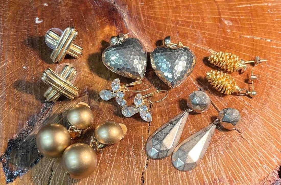 Vintage Bundle of Six Pairs Of Unmarked Earrings: This lot contains a Vintage Bundle of Six Pairs Of Unmarked Earrings. The box is approx 3 3/4" x 3 3/4" x 1 1/4". Total weight is approx 1.7oz. Earrings are one size fits most. Overall the