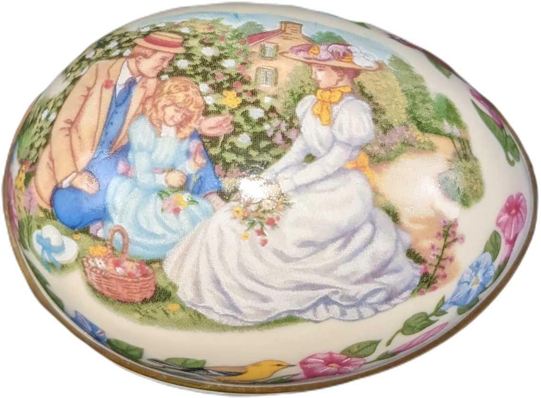 Gathering Memories 1990 Bone China Lenox Trinket Box: Lenox's Easter Egg Series Was Released from 1983 - 2019. The trinket box is approx 3" x 2" x 2" and it weighs 0.18lb. The trinket box is in a good, unused condition with no known damag