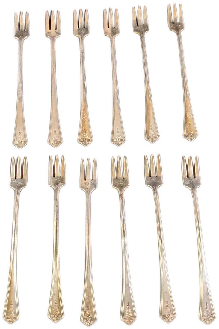 12 Vintage W.M. A Rogers Silver Plate Seafood Forks: 12 Vintage W.M. A Rogers Silver Plate Seafood Forks. Each is approx 6" and together they weigh under one pound at 0.48lb. t