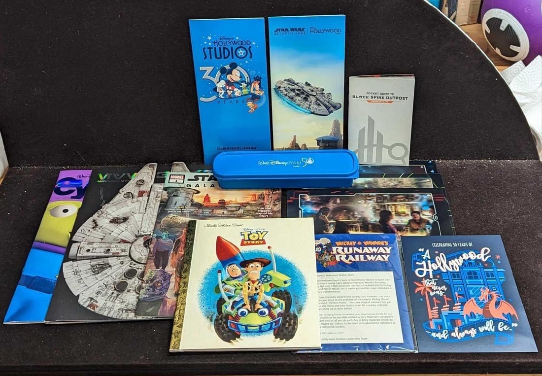 Disney Cast Member Hollywood Studios Star Wars Magazines, Books And Information (1 of 9)