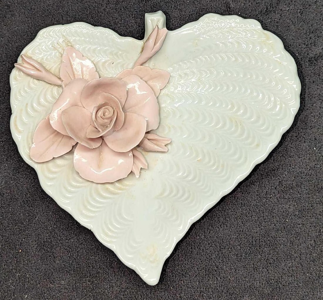 Vintage Nuova Capodimonte Rose Heart Shaped Dish: Vintage Nuova Capodimonte Rose Heart Shaped Dish. Made in Italy. Is approx 6" x 6" x 1" and it weighs 0.44lb. Has chips and a small crack in the middle of the dish. Please see the images a
