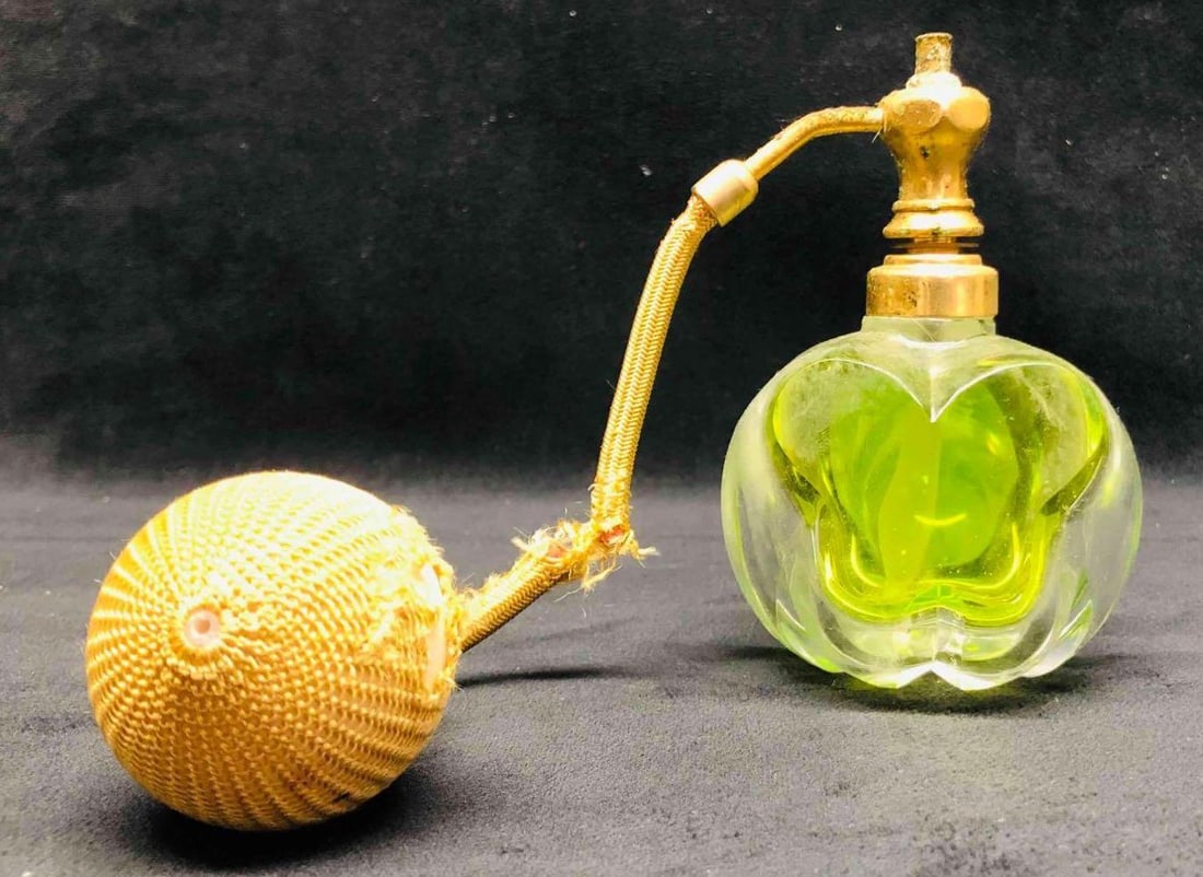 Signed Lalique Green Apple Perfume Bottle: This lot contains a Signed Lalique Green Apple Perfume Bottle. It is approx 8 1/2" x 2" x 5" and it weighs about 0.9lbs. Overall the Llaique perfume bottle is in good used condition with s