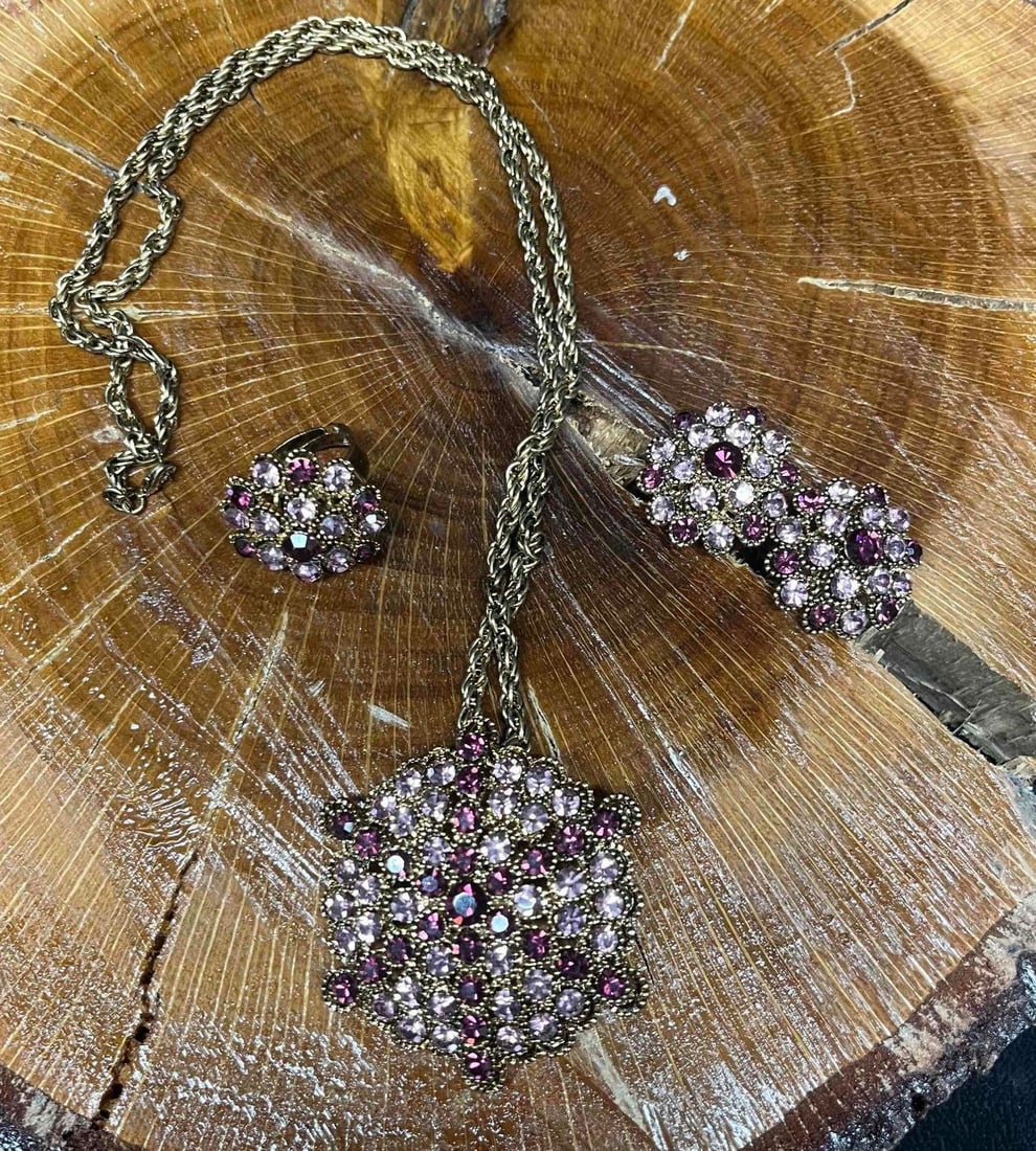 Vintage Costume Jewelry Set Purple & Pink Rhinestones Necklace, Earrings & Ring: This lot contains a Vintage Costume Jewelry Set Purple & Pink Rhinestones Necklace, Earrings & Ring. The set fits in a small 5 1/2" x 3 1/4" plastic bag. Ring size 7. Total weight is 2