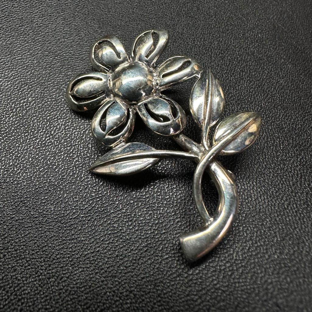 Sterling Silver Daisy Brooch Pin: This piece of jewelry has been tested and researched prior to listing. Please view all our pictures they are part of our description. DETAILS: Metal - Sterling Silver Color - Silver Stones - none Hall