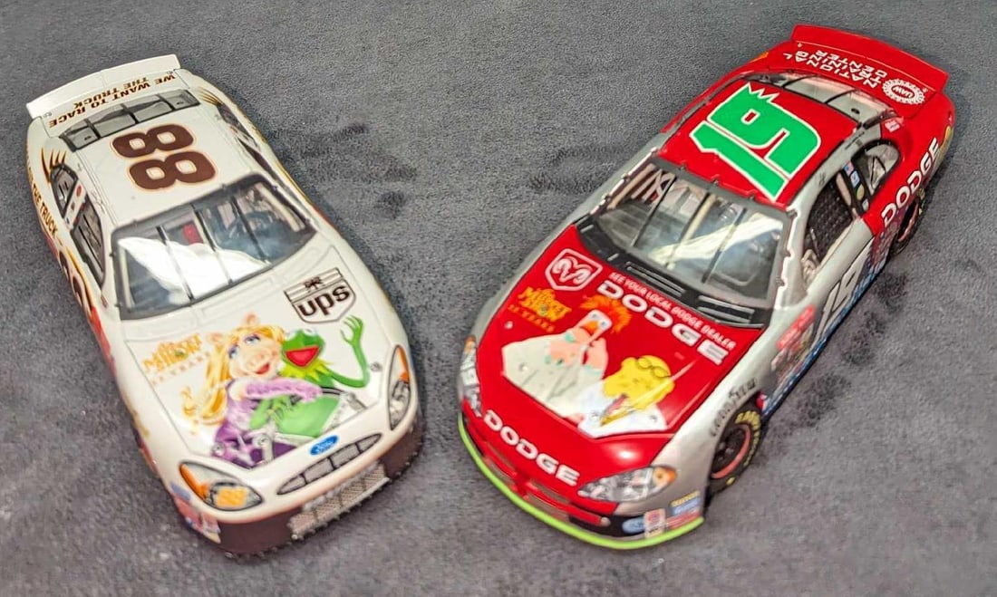 2 1/24th Muppet Show 25th Anniversary Stock Cars: 2 1/24th Muppet Show 25th Anniversary Stock Cars. This lot includes: (1) Racing Champions 1/24th Diecast Dr. Bunsen Honeydew & Beaker Muppet Show 25th Anniversary Stock Car. This is approx 3" 