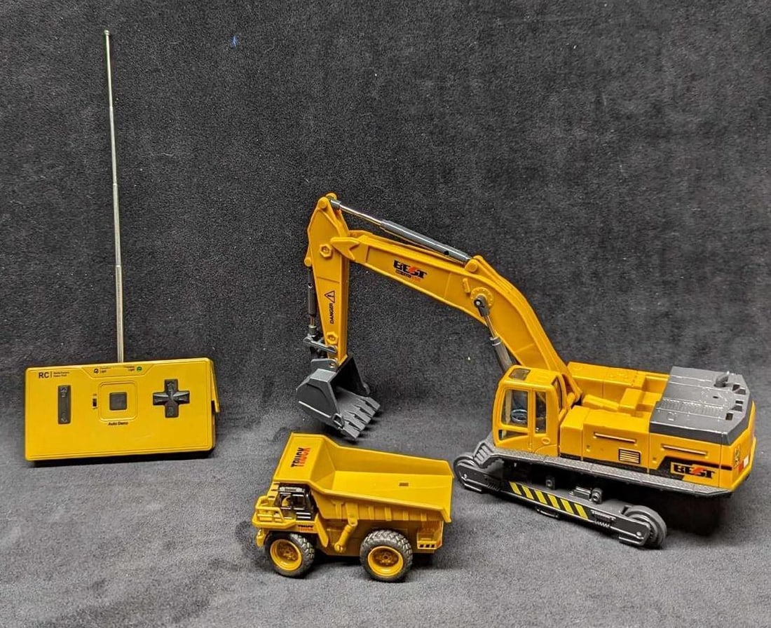 RC Dump Truck With Remote & Die Cast Excavator (1 of 10)