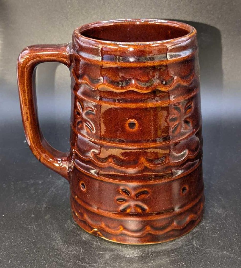Vintage Hull Marcrest Daisy Dot Pottery Stein: Vintage Hull Marcrest Daisy Dot Pottery Stein. This is approx 5" x 4" x 5" and it weighs 1.23lb. The stein has small imperfections/tiny white spots.