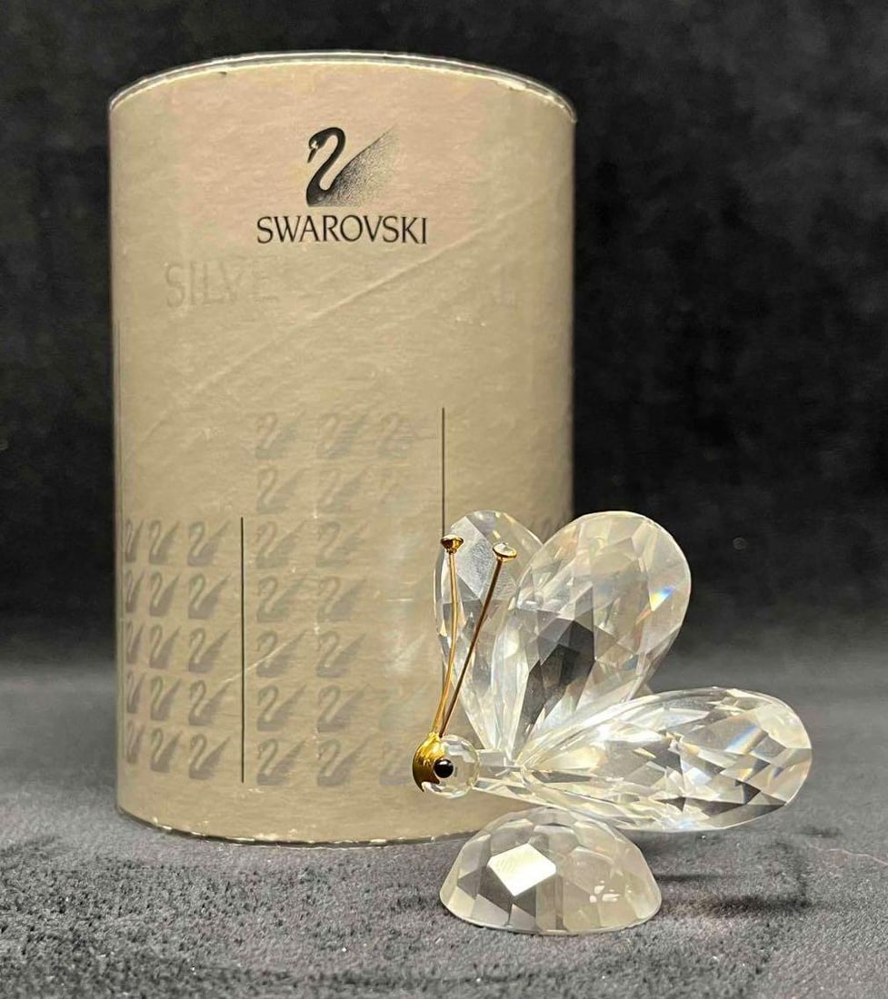 Swarovski Butterfly Figurine #7639 In Original Box: This lot contains a Swarovski Butterfly Figurine #7639 In Original Box. Approx weight and measurements are listed below. Overall the Swarovski Butterfly is in excellent used condition with no noticeab