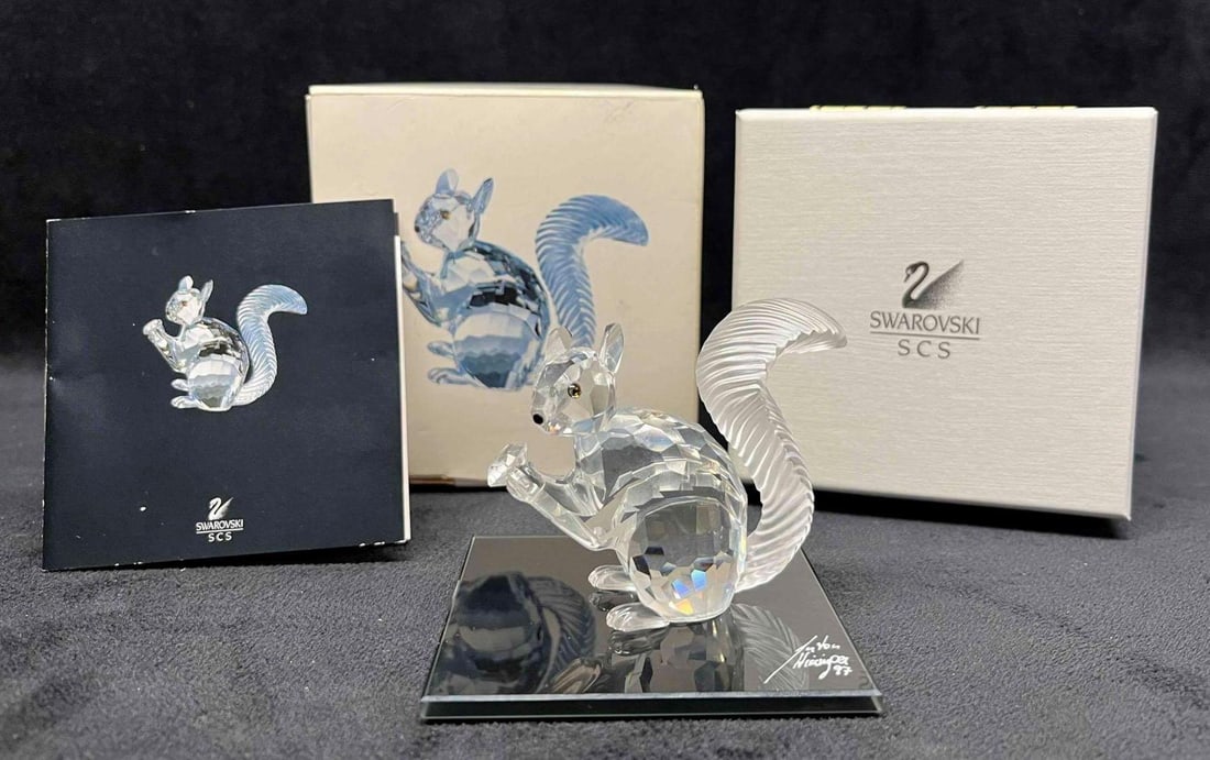 Swarovski Squirrel 1997 10th Anniversary Limited Edition: This lot contains a Swarovski Squirrel 1997 10th Anniversary Limited Edition. Includes Original Box & Certificate as well as base for display. Approx weight and measurements are listed below. Over