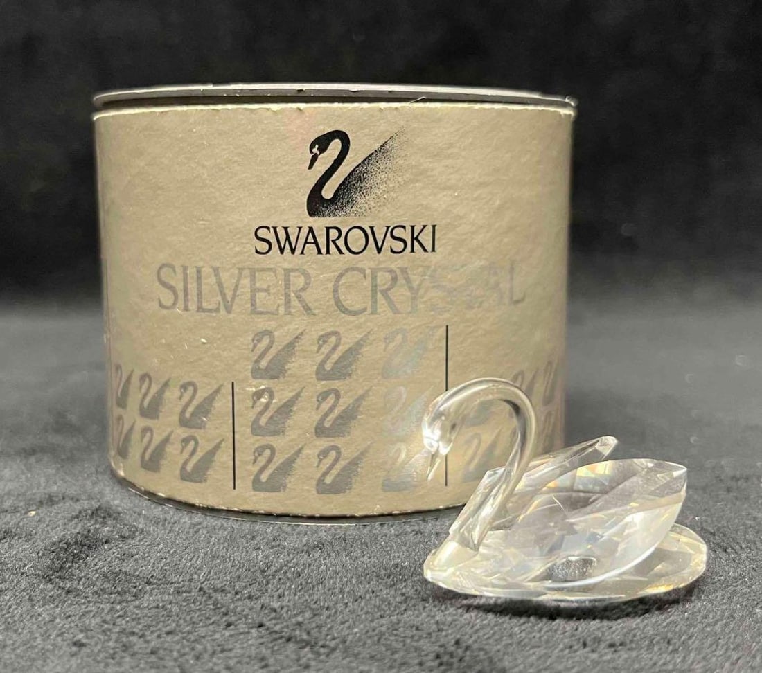 Swarovski Crystal Mini Swan Figurine In Original Box: This lot contains a Swarovski Crystal Mini Swan Figurine. Approx weight and measurements are listed below. Overall the Swarovski Swan is in excellent used condition with no noticeable flaws. Please re