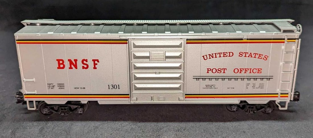 Weaver BNSF United States Post Office PS-1 Box Car: Weaver BNSF United States Post Office PS-1 Box Car. The box car comes in its original box that is approx 15" x 3 1/4" x 4 1/2" and it weighs 0.90lb. The box has some shelf wear and the box