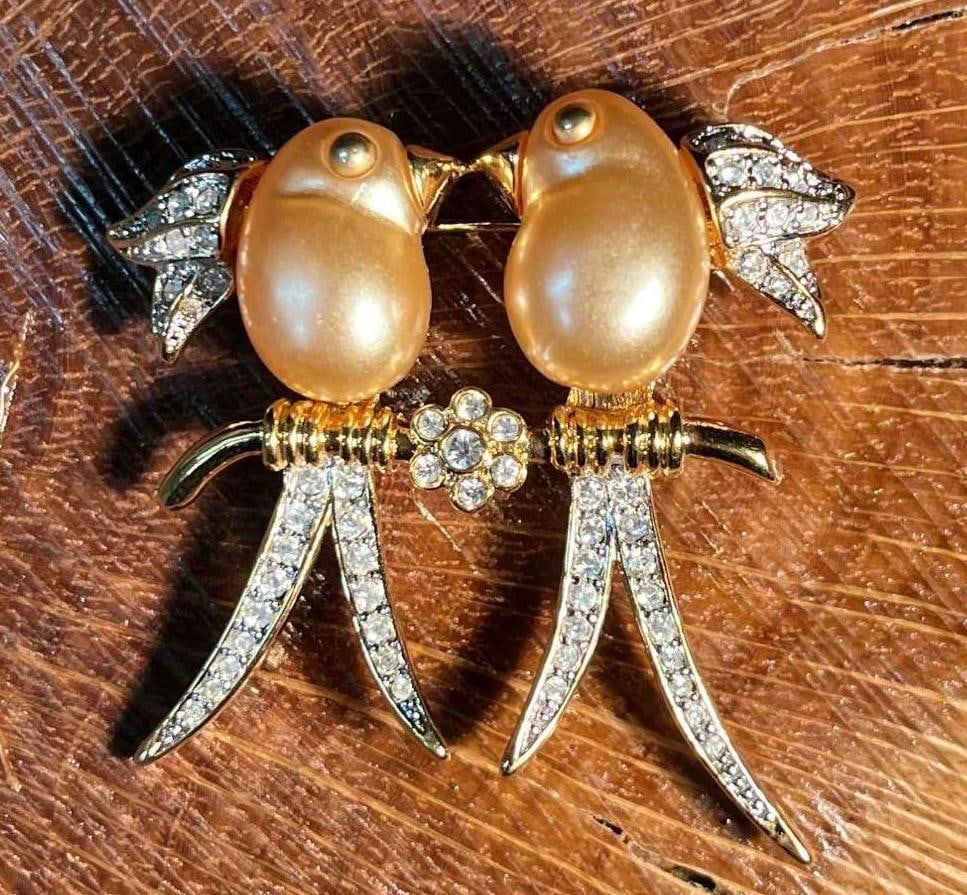 Vintage Kenneth Jay Lane KJL Lovebirds Brooch: This lot contains a Vintage Kenneth Jay Lane KJL Lovebirds Brooch. It is approx 1 3/4" x 1 3/4" x 3/4" . Total weight is 0.5oz. Overall the brooch is in excellent used condition with no no