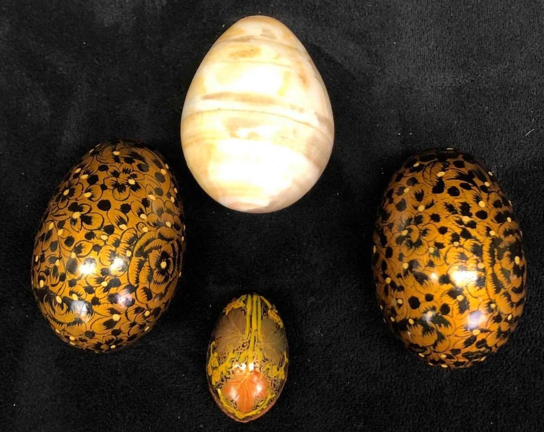 Bundle Of 1 Egg Shaped Calcite Gemstone Figurine & 3 Hand Painted/ Decorated Eggs: This lot contains a bundle of one egg shaped calcite gemstone figurine and three hand painted/ decorated eggs. Altogether the eggs weigh about 0.5lbs. The gemstone figurine is approx 3" x 2" x