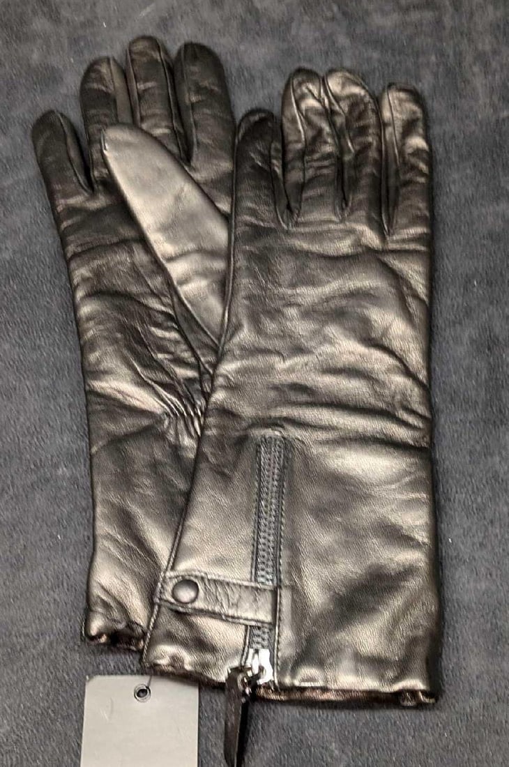 Tumi Leather With Cashmere Lining Zipper Gloves: Tumi Leather With Cashmere Lining Zipper Gloves. New In Box. Comes with the original box and tags. The box is approx 6 1/4" x 4 3/8" x 2 1/4" and it weighs 0.43lb. The gloves do not appear