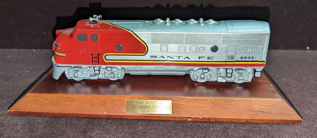 1992 Avon Lionel Train - 1948 Santa Fe F3 Diesel Engine (1 of 8)