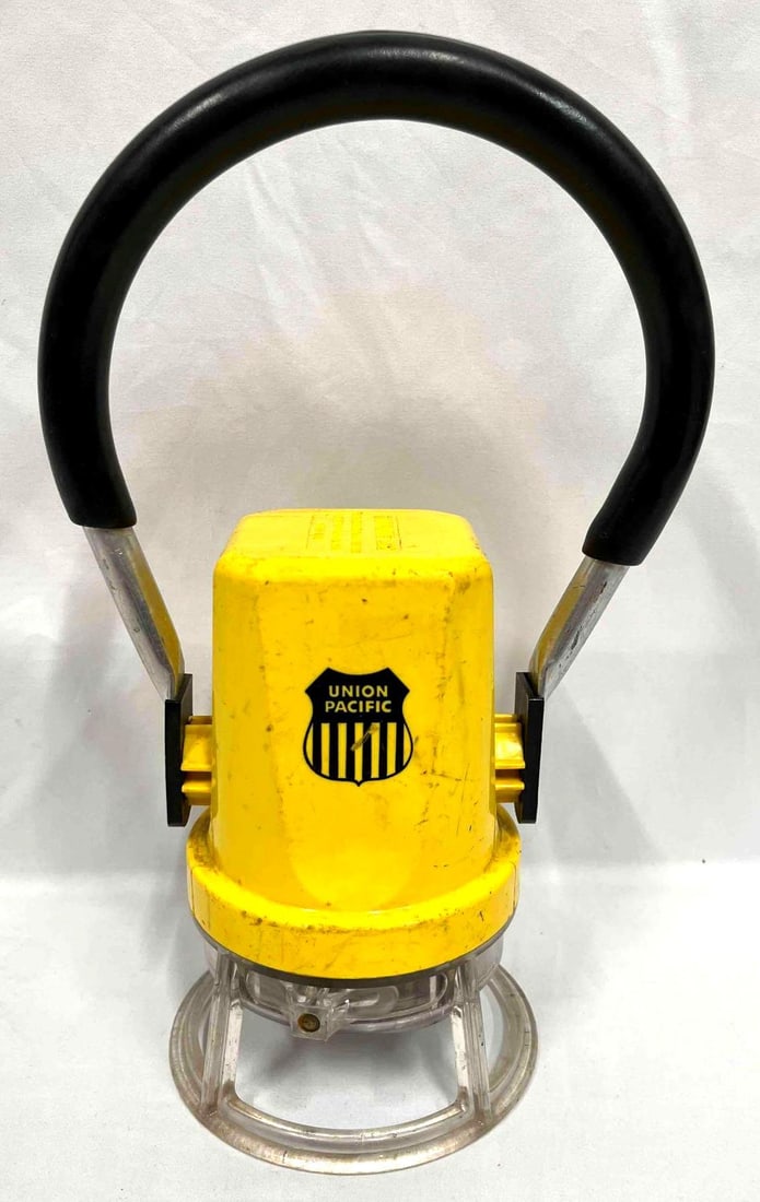 Union Pacific Starlite 292 Yellow Railroad Lantern (1 of 10)