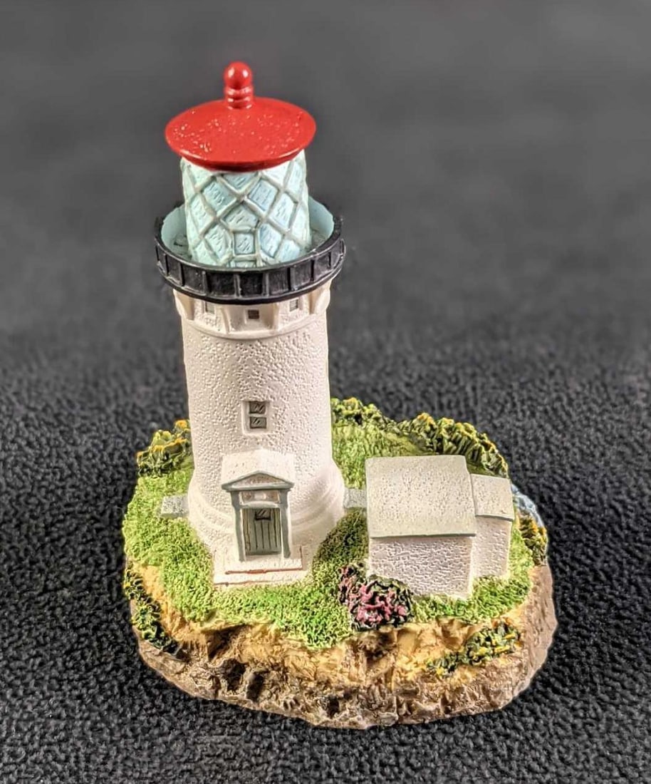 This Little Light Of Mine Lighthouse Kilauea Lighthouse: This "Little Light Of Mine" Lighthouse Kilauea Lighthouse. Comes in its original box with a catalog and gift envelope. The box is approx 4 1/4" x 3 1/4" x 4 1/2" and weighs under o