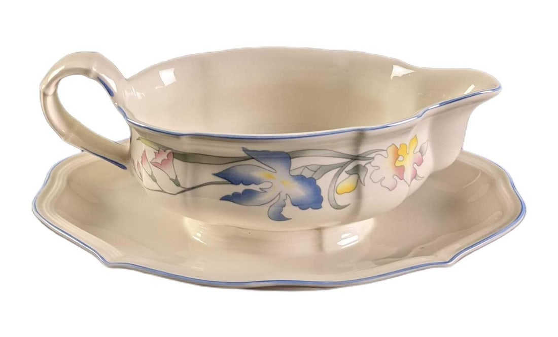 Retired Villeroy & Boch Riviera Porcelain Gravy Boat: Villeroy & Boch " Riviera Porcelain Gravy Boat with Underplate. The "Riviera" style was released from 1986 - 2005. Is approx 8 1/2" x 6" x 3 1/2" and weighs 1.24. The gravy