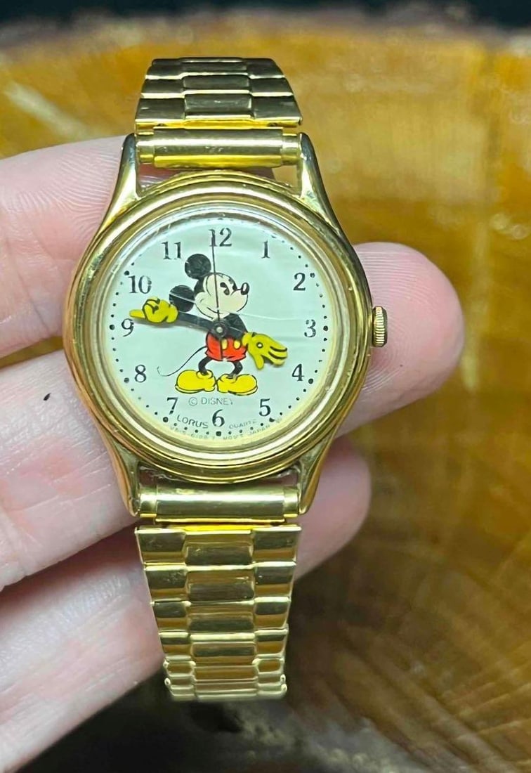 Vintage 1960's Disney Mickey Gold Color Elastic Band Lorus Quartz Watch: This lot contains a Vintage Disney Mickey Gold Color Elastic Band Lorus Quartz Watch. This watch is 2 1/2" x 2 1/4". Total weight is 1oz. Overall the Vintage Disney Watch is in good used condi