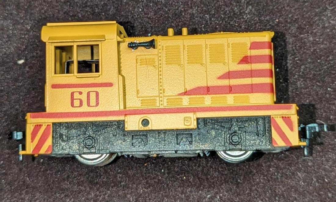 Vintage Athearn HO Scale Yellow Hustler Switcher 60: Vintage Athearn HO Scale Yellow Hustler Switcher 60. It comes in its original box that is approx 7 5/8" x3 5/8" x 1 1/2" and it weighs 0.45lb. The rubber bands on the bottom are a little o