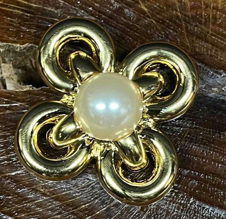 Vintage Joan Rivers Gold Tone and Faux Pearl Brooch: This lot contains a Vintage Joan Rivers Gold Tone and Faux Pearl Brooch. It is approx 2" x 2" x 3/4". Total weight is 0.7oz. Overall the brooch is in excellent used condition with no notic