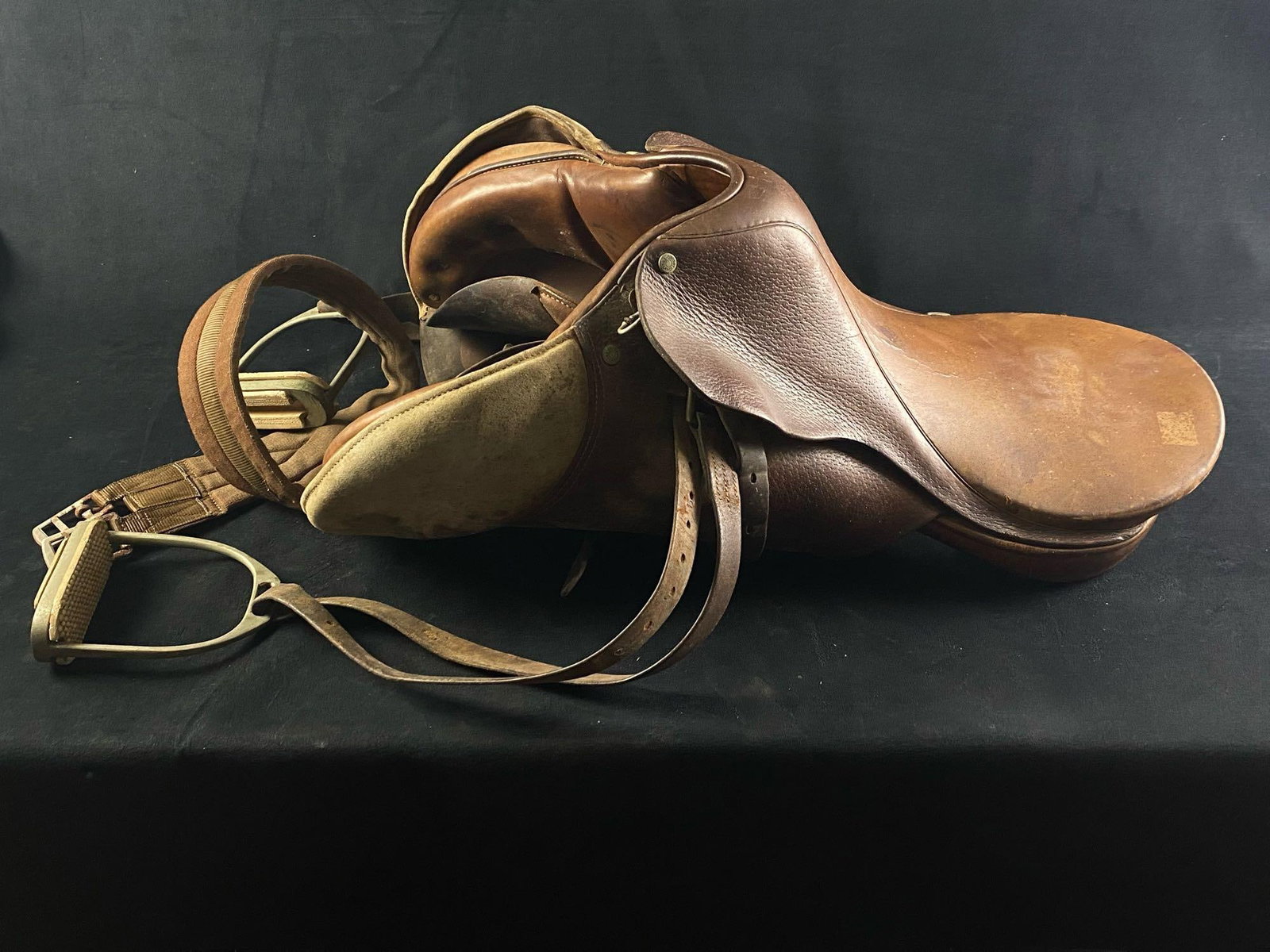 Crosby Siegmund All Purpose Jump Saddle, 16": Crosby Siegmund All Purpose Jump Saddle, 16" Seat, Medium Narrow Tree Brand = Crosby Model = Siegmund Seat = 16" Narrow fit