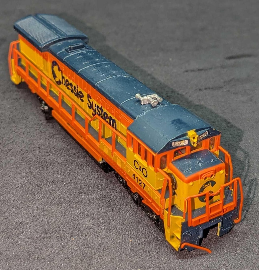 Bachmann Chessie System 4127 HO Locomotive: Bachmann Chessie System 4127 HO Locomotive. It comes in its original box that is approx 10 1/4" x 1 1/2" x 5 1/2" and it weighs 1.04lb. The box has some shelf wear and is missing the right