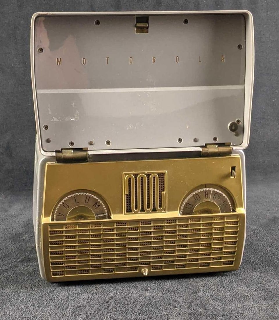Vintage Motorola Radio Model No.52M3U (1 of 12)
