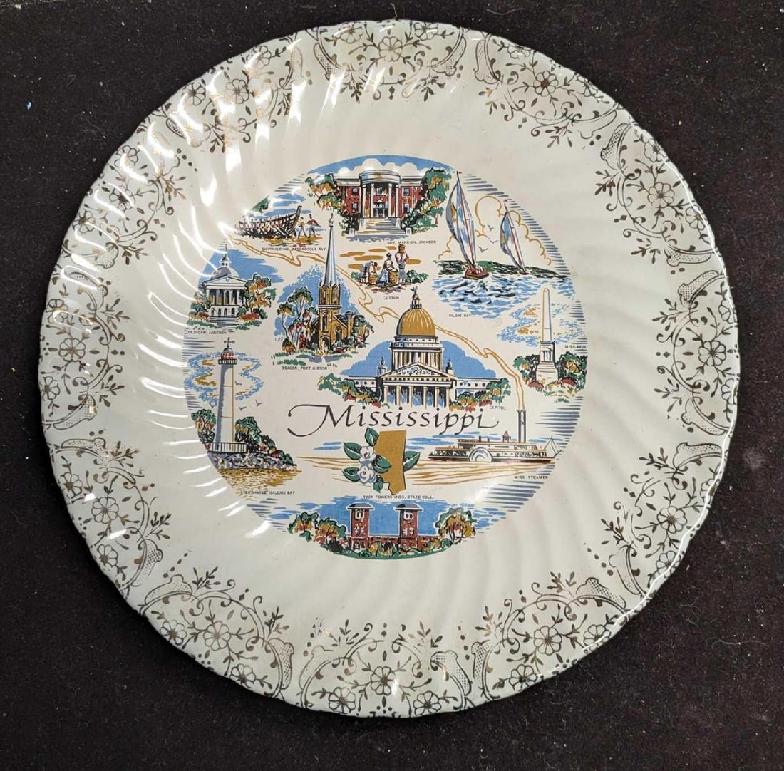 Vintage Mississippi State Souvenir Collector Plate: Vintage Mississippi State Souvenir Collector Plate. This porcelain plate has a 22K gold Edge and is approx 9 1/4" x 9 1/4" x 1" and it weighs 0.90lb. There are no chips or cracks on the pl