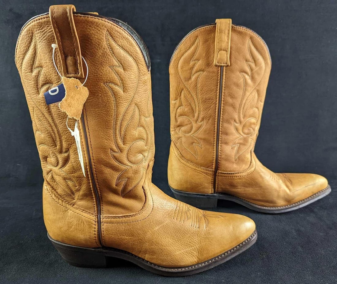 Men's Size 12D Leather Cowboy Boots: Men's Size 12D Leather Cowboy Boots. There does not appear to be a maker tag or marking. The tag does state that "Leather Upper And All Other Materials are man-made." The boots are approx 