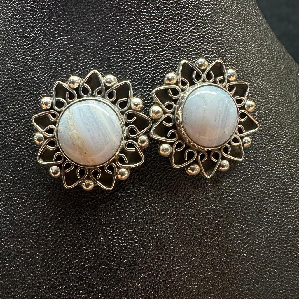 Sterling Silver Agate Flower Earrings: This piece of jewelry has been tested and researched prior to listing. Please view all our pictures they are part of our description. DETAILS: Metal - Sterling Silver Color -Silver Stones - agate Hal