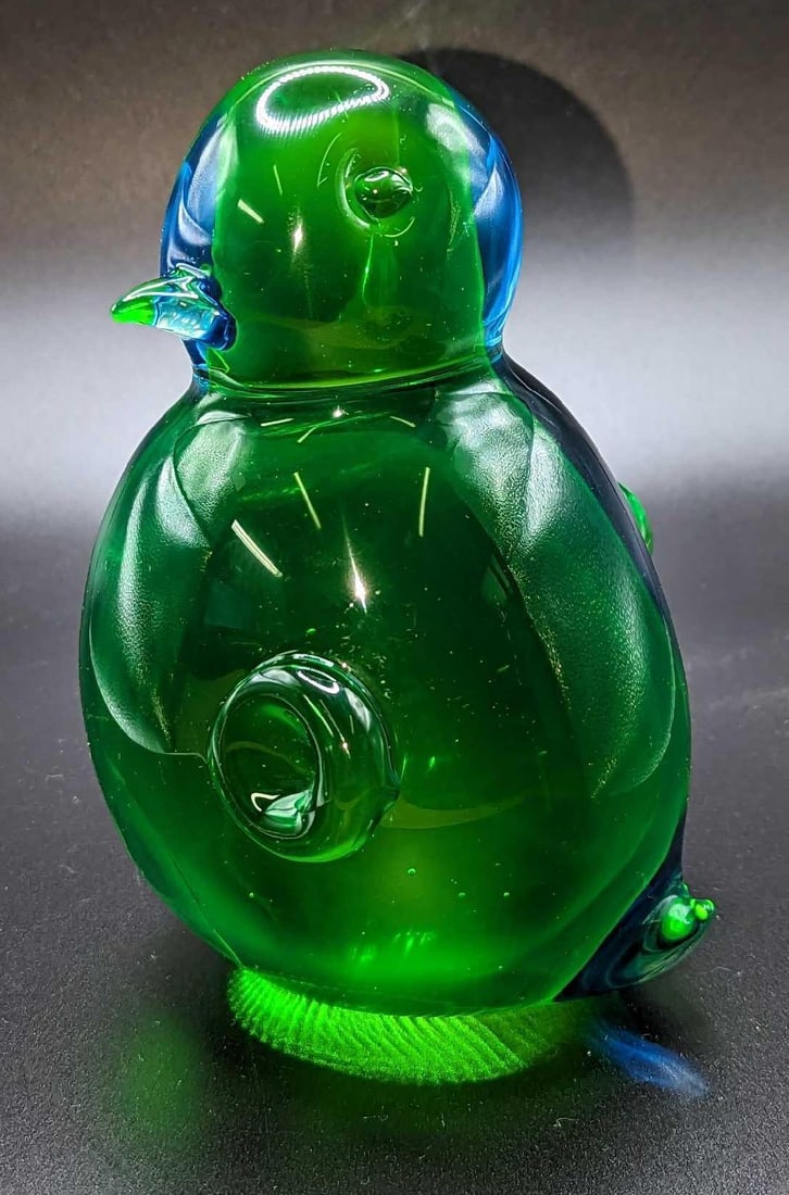 Green Penguin Blown Art Glass Paperweight: Green Penguin Blown Art Glass Paperweight. The maker and date of creation is unknown. This is approx 3 1/2" x 4" x 6" and it weighs 3.11lbs. The paperweight has no chips or cracks.
