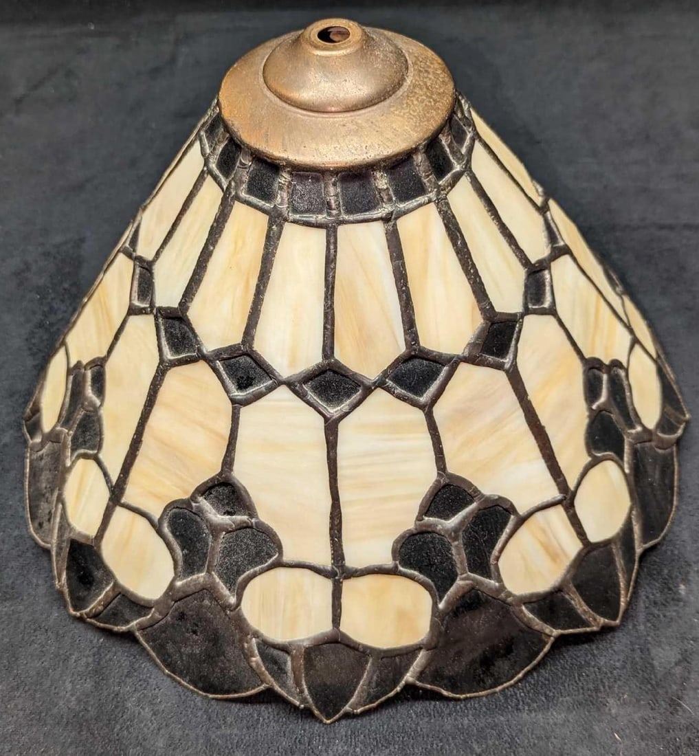 Vintage Slag Glass Lampshade in Tiffany Style: Vintage Slag Glass Lampshade in Tiffany Style. This is approx 12" x 12" x 9" and it weighs 3.52lbs. The lampshade has no chips or cracks. It does not come with a finial. Please see the ima