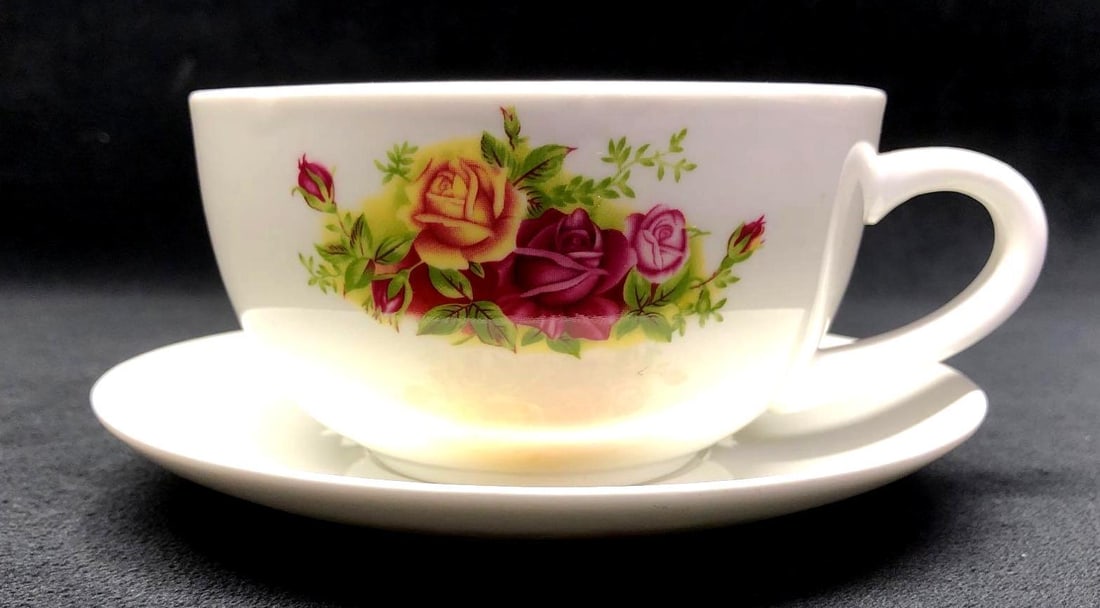 English Tea Store "English Roses" Tea Cup Saucer: English Tea Store "English Roses" Collectible Tea Cup and Saucer Set. The Tea Cup is approximately 6-1/2" x 4-1/2" x 2-1/2" and the saucer is approximately 6" x 6" x 3/4