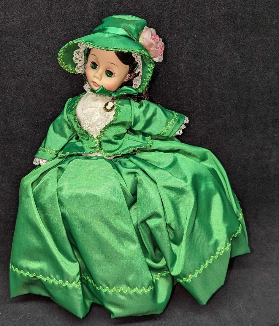 12" Madame Alexander Scarlett Doll Gone With Wind: 12" Madame Alexander Scarlett Doll Gone With Wind. It comes in its original box which is approx 10" x 12" x 3 1/2" and it weighs 1.01lb. The doll is approx 9" x 7" x 12". T