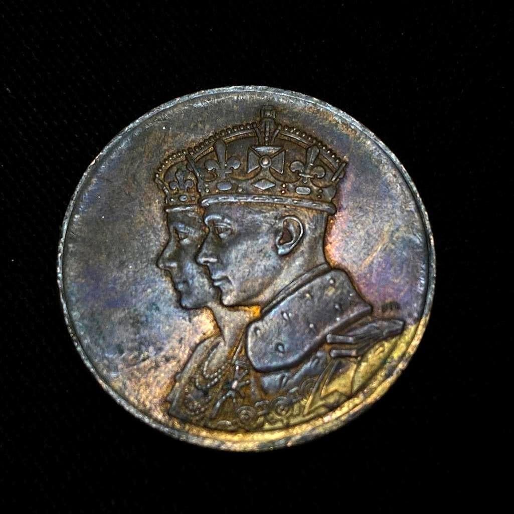 Canada 1939 Royal Visit Medallion: Canada 1939 Royal Visit Medallion Bronze medallion commemorating the 1939 Royal visit by King George VI and Queen Elizabeth (Later the Queen Mother) to Canada. The medallion has some patina and tarnis