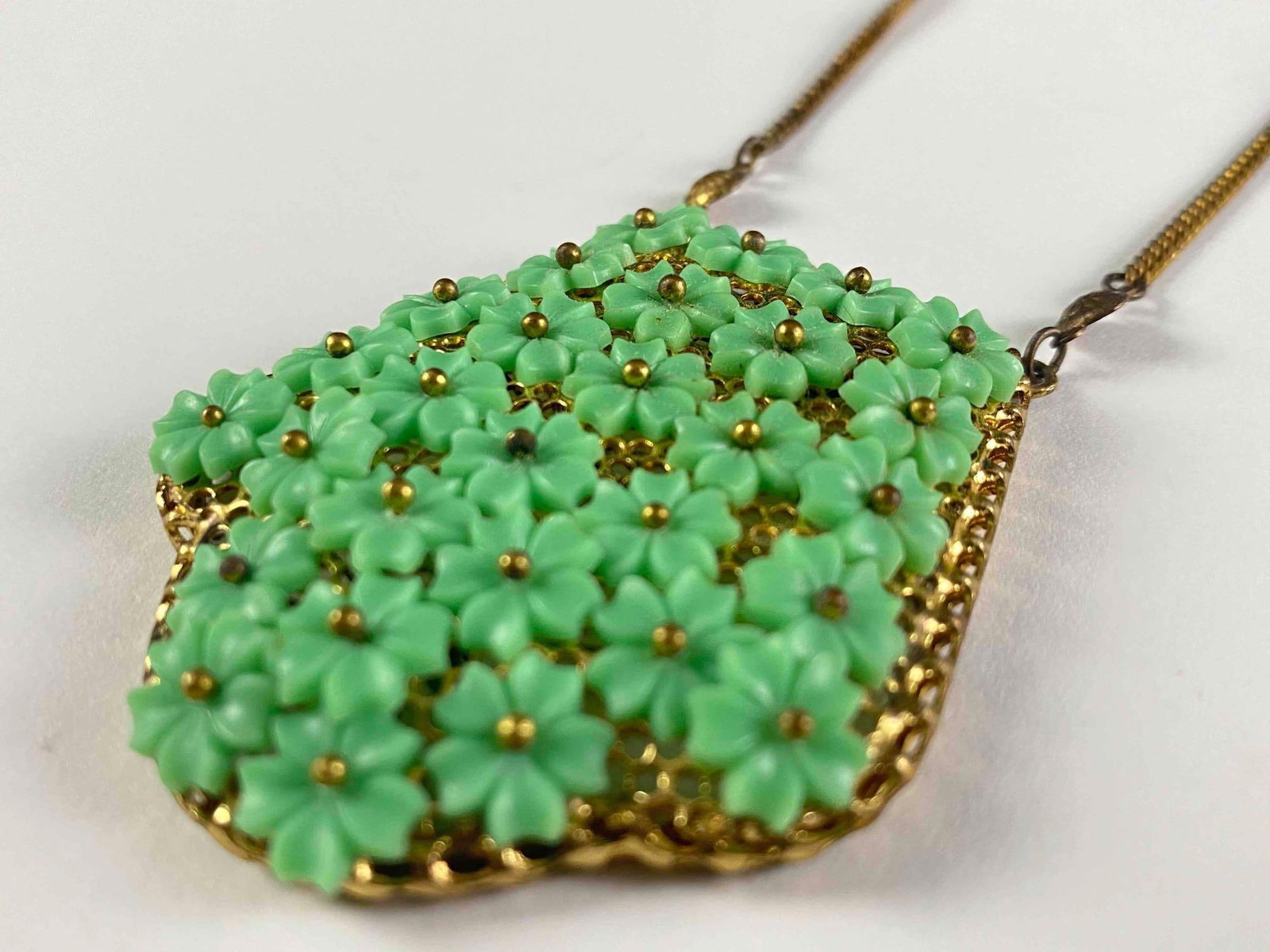 Stunning Antique Victorian Handmade Brass Green Resin Daisy Cluster Pendant: Stunning Antique Victorian Handmade Brass Green Resin Daisy Cluster Pendant 29 Green Resin Daisy's Brass Curb link Necklace 15" 2" x 2" Pendant 15.3 Grams Great Antique Condition