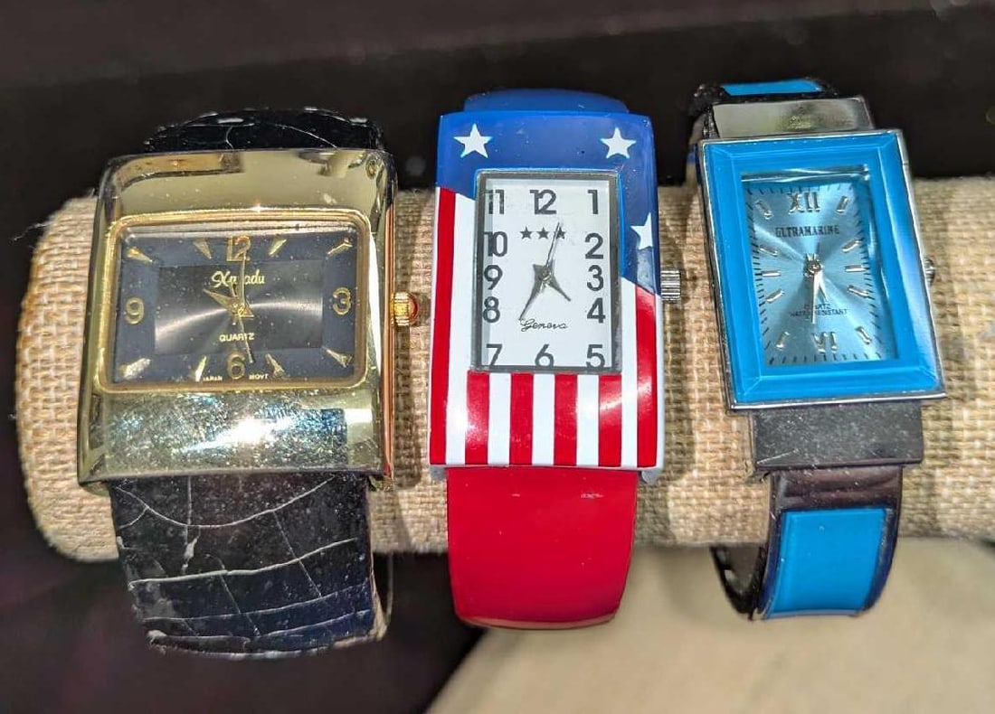 3 Vintage Ladies Cuff Watches (1 of 8)
