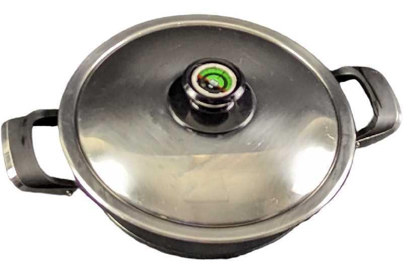 AMC Stainless Steel Pot With Lid: AMC Stainless Steel Pot With Lid AMC Stainless Steel Pot With Lid. This is approx 15" x 11" x 6" and it weighs 5lbs. The pot is in a good, used condition with some scratches and markings. 