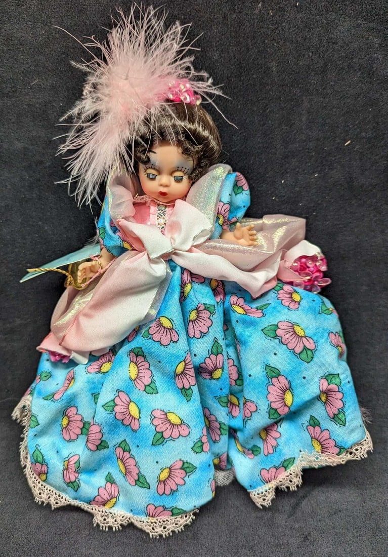 Madame Alexander Cinderella The Ugly Stepsister Doll: Madame Alexander Cinderella The Ugly Stepsister Doll. It comes in its original box which is approx 8" x 11" x 3 1/2" and it weighs 0.81lb. The doll is missing its shoes and the head is sli