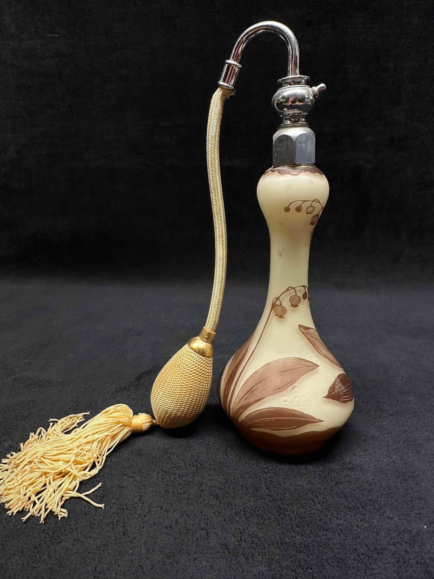 Art Nouveau Loetz Austria Cameo Glass Atomizer: Art Nouveau Loetz Austria Cameo Glass Atomizer Beautiful Art Nouveau atomizer made by Loetz in Austria. This stunning piece features a floral and leaf pattern in cameo around the atomizer. The glass i