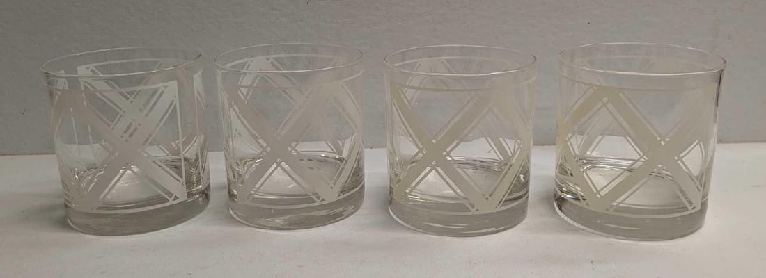 4 Vintage Georges Briard Whiskey Glasses: 4 Vintage Georges Briard Whiskey Glasses. Each of the glasses is approx 3 1/4" x 31/4" x 3 3/8" and the total weight is 2.57 lbs. One of the glasses has a chip near the rim.