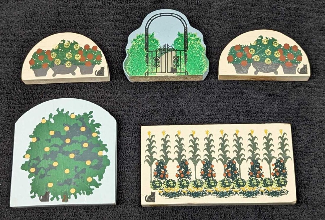 5 Cat's Meow Wood Park Gate & Garden: 5 Cat's Meow Wood Park Gate & Garden. This lot includes: (1) Navel Orange Tree. This is approx 2 5/8" x 1/4" x 2 3/4". (1) On The Square II - Park Gate. This is approx 2 1/4" x